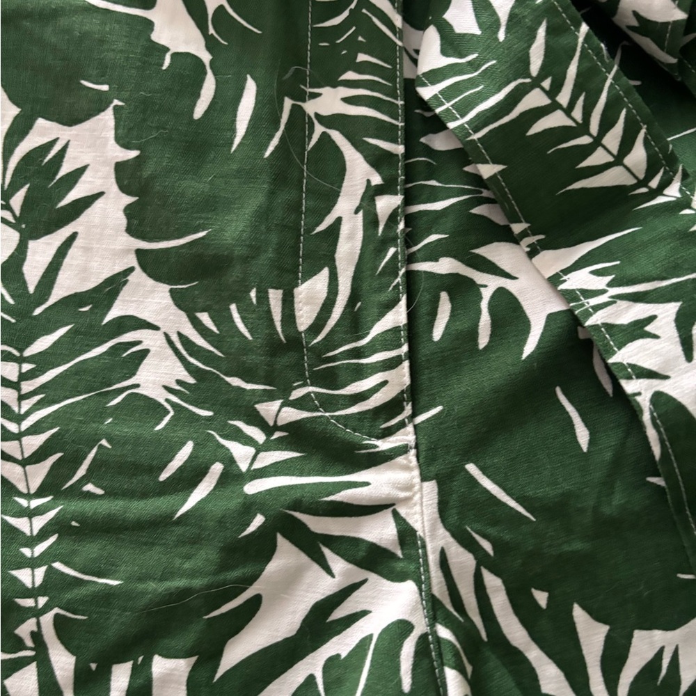 Green Leaf Print Women's Shorts - Picture 2 of 7